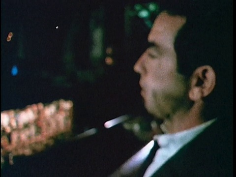 1967年，一名醉酒男子离开酒吧，美国加州洛杉矶，音频视频素材