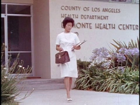 1970年代MONTAGE公共建筑立面和研究人员在工作/洛杉矶，加利福尼亚视频下载