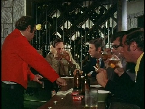 1974蒙太奇男人在酒吧聊天，洛杉矶，加利福尼亚，美国视频素材