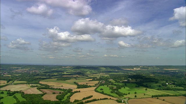 天空中空中耕种的田野和云/英国北部丘陵视频素材
