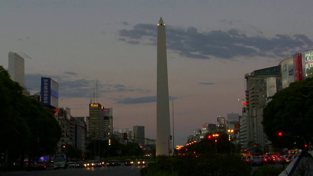 阿根廷布宜诺斯艾利斯，共和国广场黄昏时分的T/L WS交通视频素材