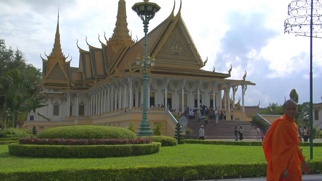 柬埔寨金边，皇家宫殿王座前，两位佛教僧侣视频下载