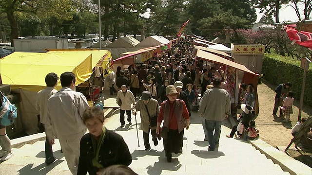 日本京都北野寺拥挤的街道视频素材
