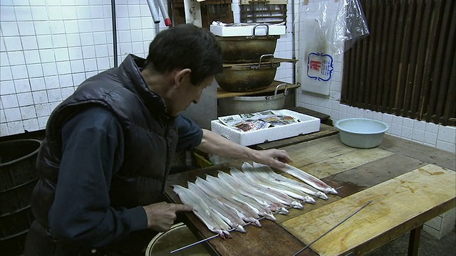 日本京都西城市场，曼女士正在准备鳗鱼串视频下载