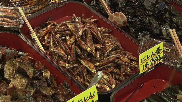 日本京都西贵市场小吃摊上的鱼干视频素材