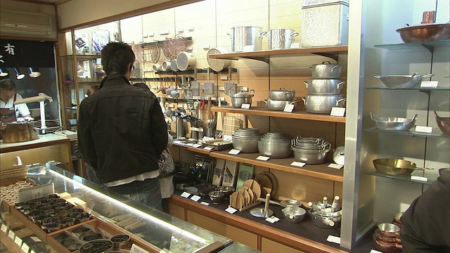 在日本京都西城市场厨房商店购物的女士视频下载