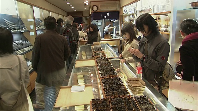 人们在日本京都锦树市场的厨房商店购物视频素材