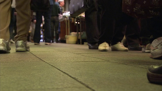 行走在日本京都锦树市场的人们的腿视频下载