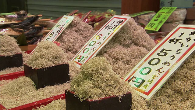 日本京都西贵市场食品摊上成堆的豆芽视频素材