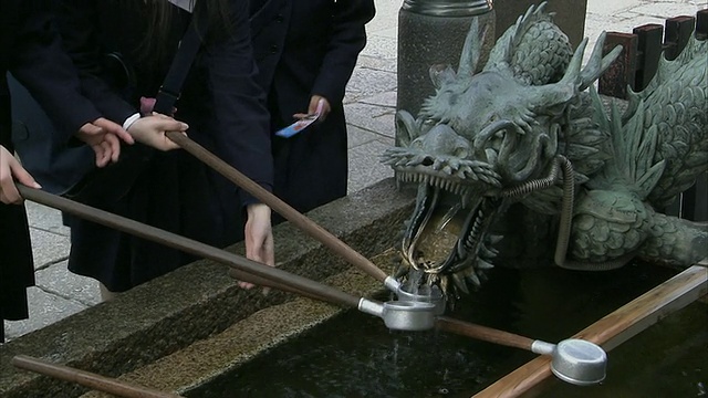 三名女学生在日本京都清水寺筑白洗手视频素材