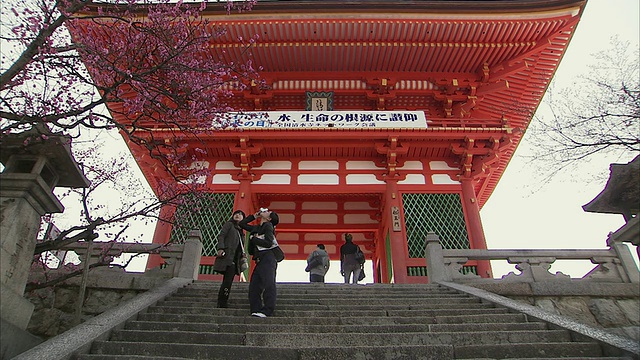 日本京都清水寺，人们在台阶上攀登视频素材