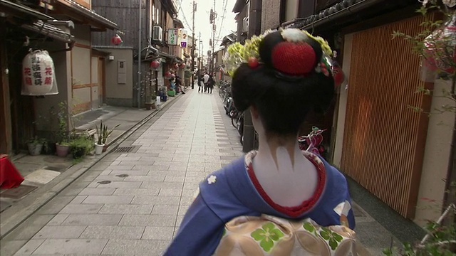 日本京都，舞妓走在狭窄街道上的后视图视频素材