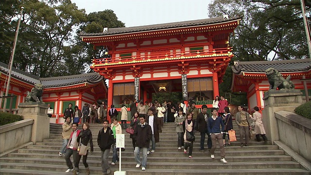 日本京都清水寺，人们在台阶上视频素材