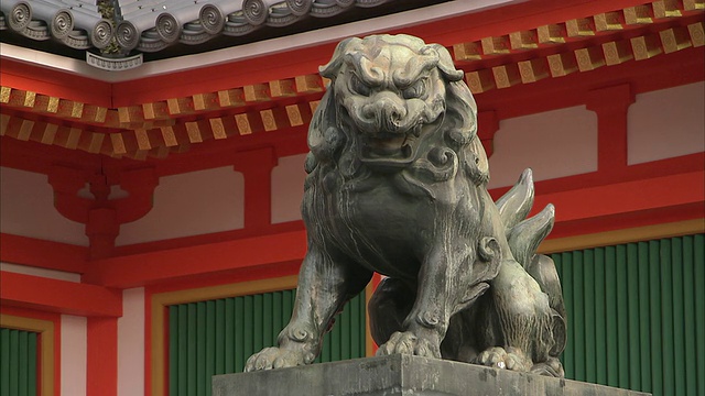 日本京都庙前的石狮视频素材
