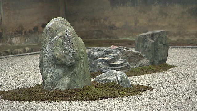 日本京都龙安寺岩石花园中的岩石，视频素材