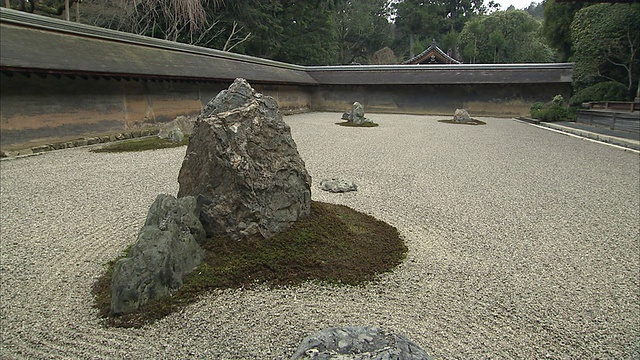 日本京都龙安寺岩石花园中的MS Rocks，视频素材