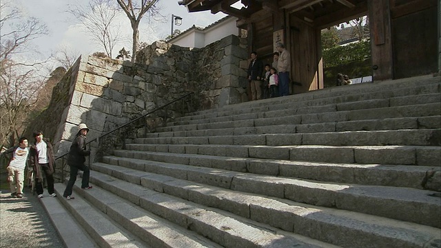 日本京都，人们在三禅寺的台阶上视频素材