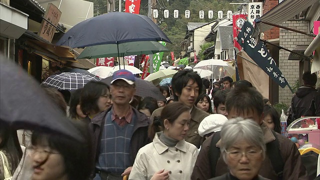 日本京都雨天拥挤狭窄的街道视频素材