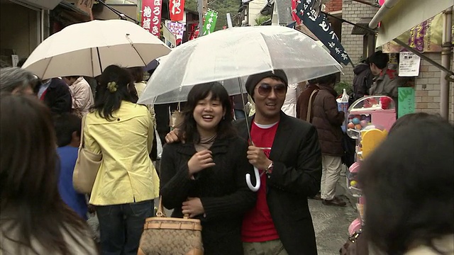 日本京都雨天拥挤狭窄的街道视频素材