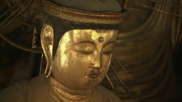 日本京都三禅寺的CU金佛雕像视频素材