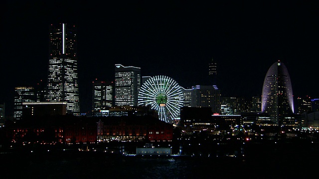 WS Minato Mirai 21在夜晚看到海湾，横滨，日本视频素材