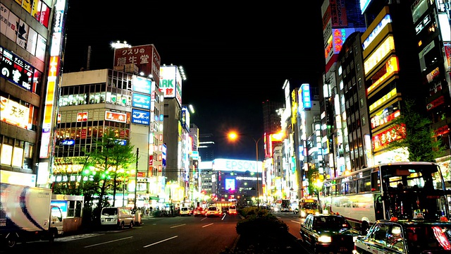 日本东京新宿区夜间交通状况视频素材