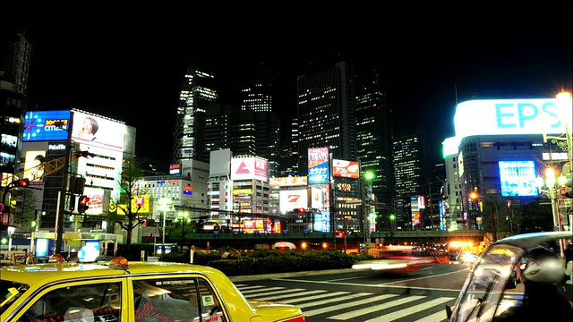 日本东京新宿区夜间交通状况视频素材