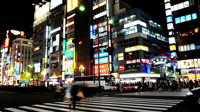 日本东京歌舞伎町夜间的交通视频素材