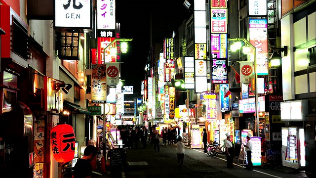 日本东京，晚上歌舞伎町的人群视频素材
