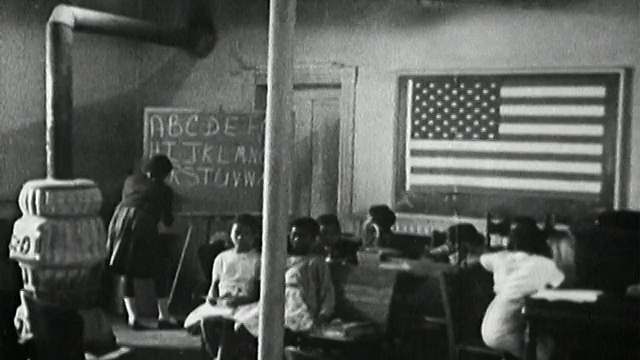 1964年，黑人和白人黑人学生在教室里/女孩在黑板上写字/弗吉尼亚州爱德华王子县视频素材