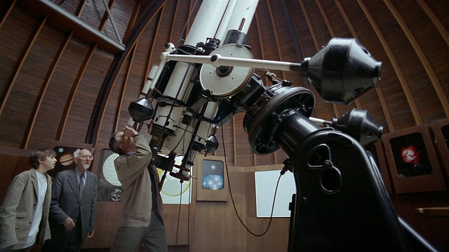 低角度广角拍摄男孩，父亲和祖父通过望远镜在天文台视频下载