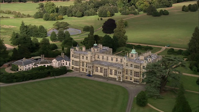 航拍奥德利恩德的房子在英国乡村/埃塞克斯，英国视频素材