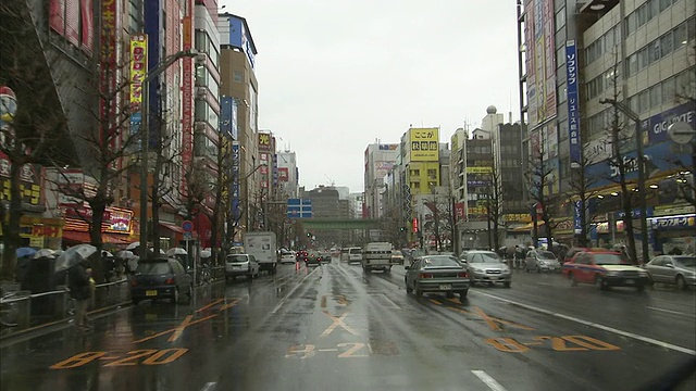 从汽车内部看日本东京的城市交通视频素材