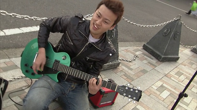 MS摇晃的街头音乐家弹奏吉他的肖像，东京，日本视频下载