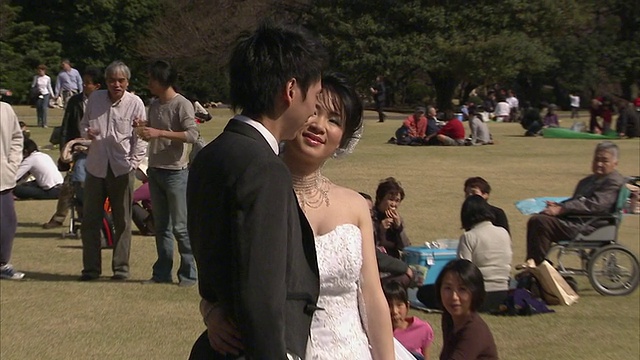 日本东京，人们在公园里，包括新婚夫妇视频下载