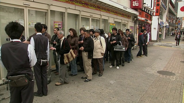 日本东京，人们在弹球房排队买票视频下载
