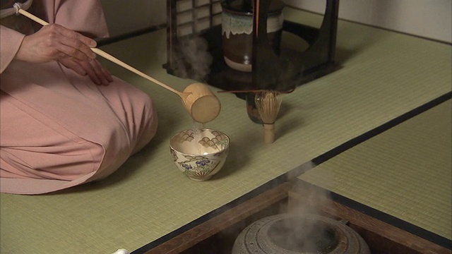 日本东京，茶道上泼水的女子视频素材