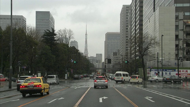 从汽车上看，日本东京，开车穿过城市视频素材