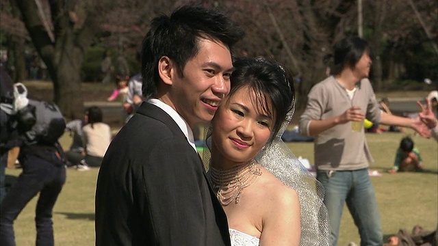 一对新婚夫妇在日本东京的公园里拍照视频下载