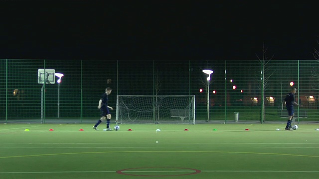 WS男孩(14-15)运球通过锥，伦敦，英国视频素材