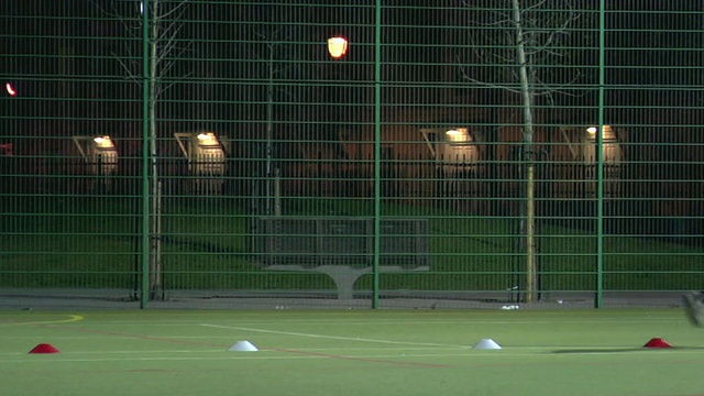 WS TS PAN Boy(14-15)运球穿过锥，伦敦，英国视频素材