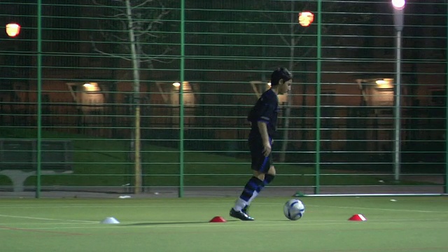 WS TS PAN Boy(14-15)运球穿过锥，伦敦，英国视频素材