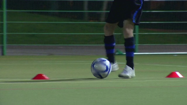 英国伦敦，男孩(14-15)在圆锥带球视频素材