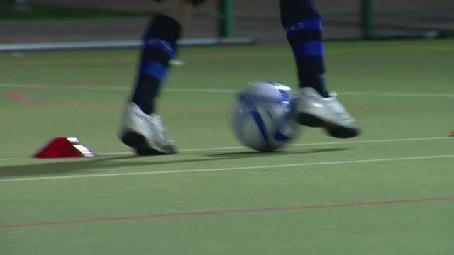 英国伦敦，男孩(14-15)带球穿过球锥视频素材
