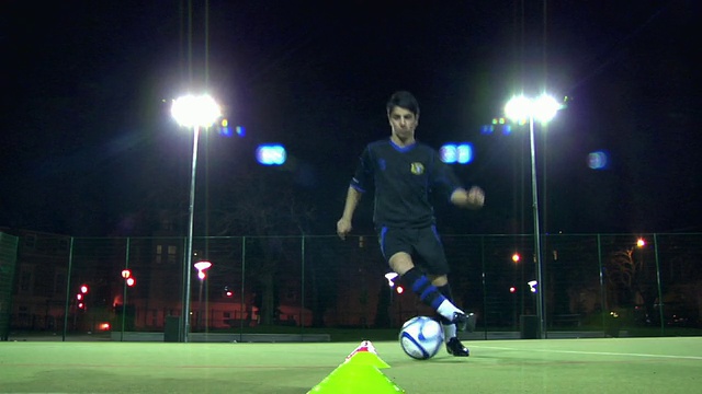 少年(14-15)运球通过锥，伦敦，英国视频素材