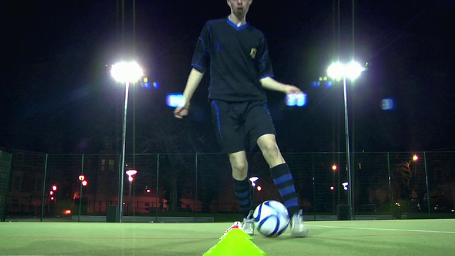 少年(14-15)运球通过锥，伦敦，英国视频素材