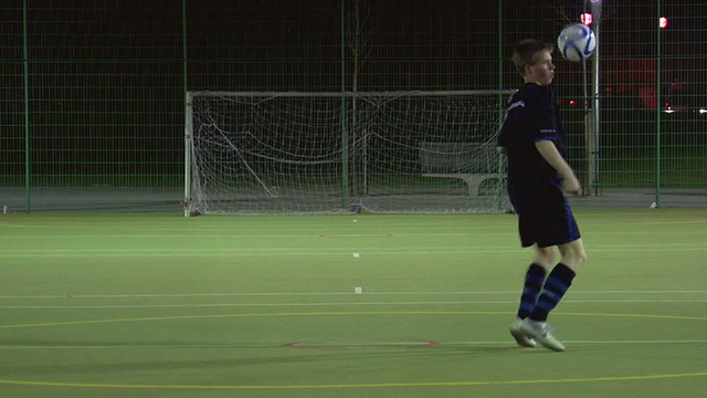 英国伦敦，WS男孩(14-15)在足球场上做后防视频素材