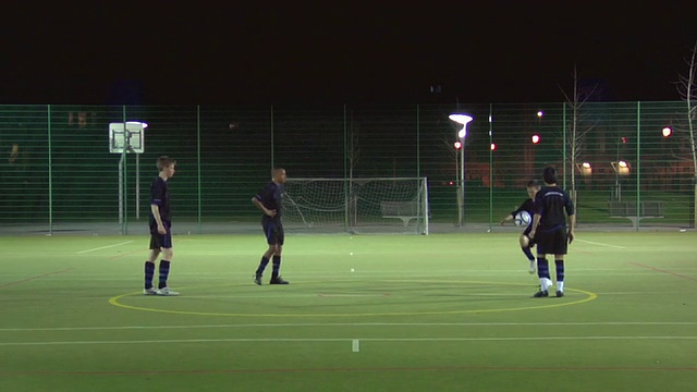 英国伦敦，WS男孩(14-15)在足球场上做助跑视频素材