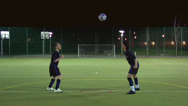 WS男孩(14-15)在足球场头球，伦敦，英国视频素材