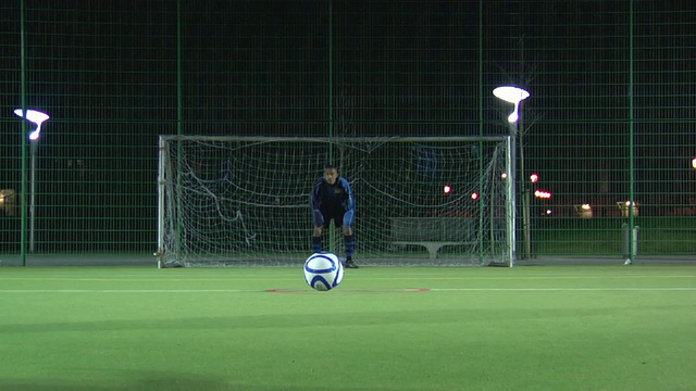 WS男孩(14-15)踢足球，伦敦，英国视频素材